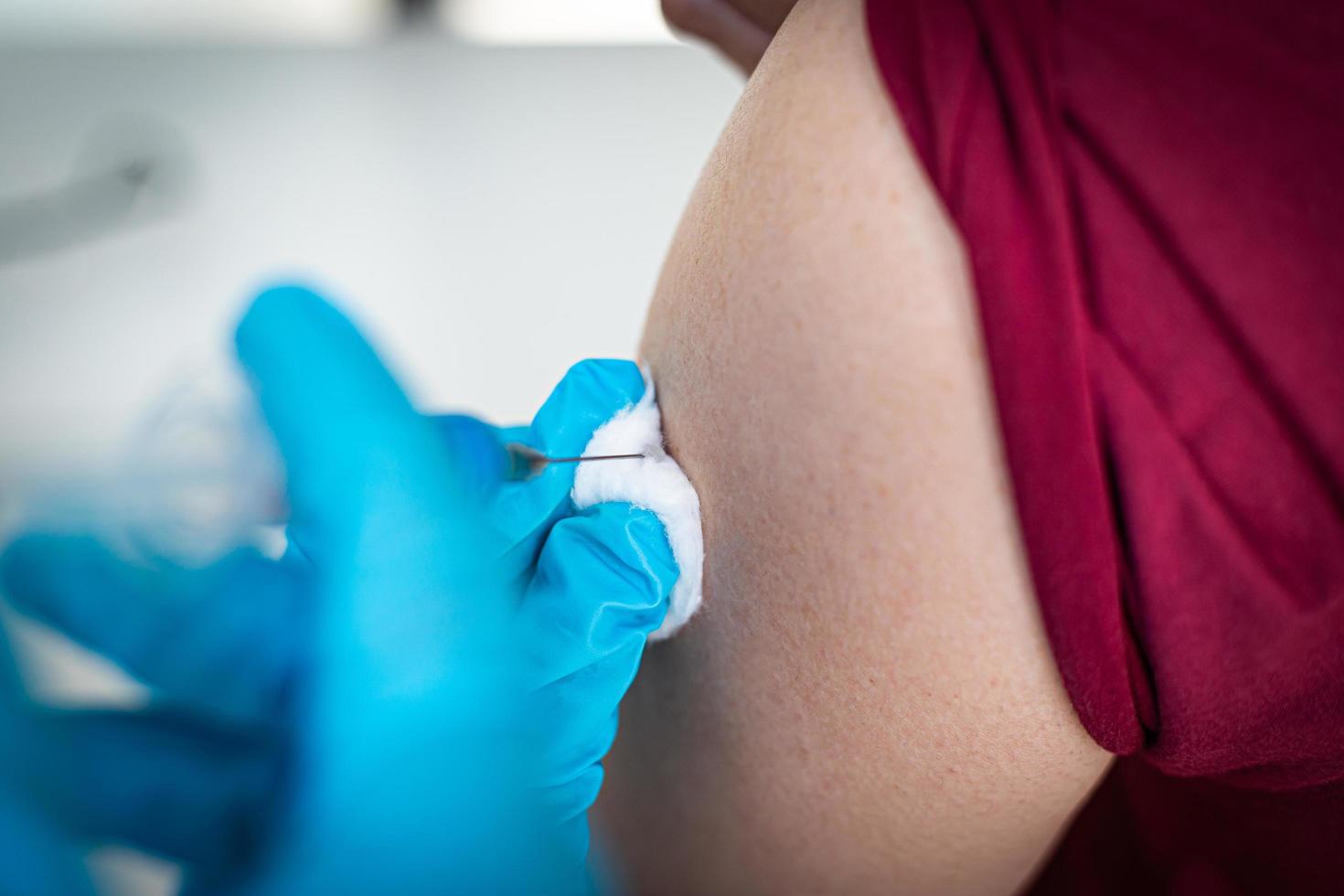 persoon die een vaccin krijgt foto