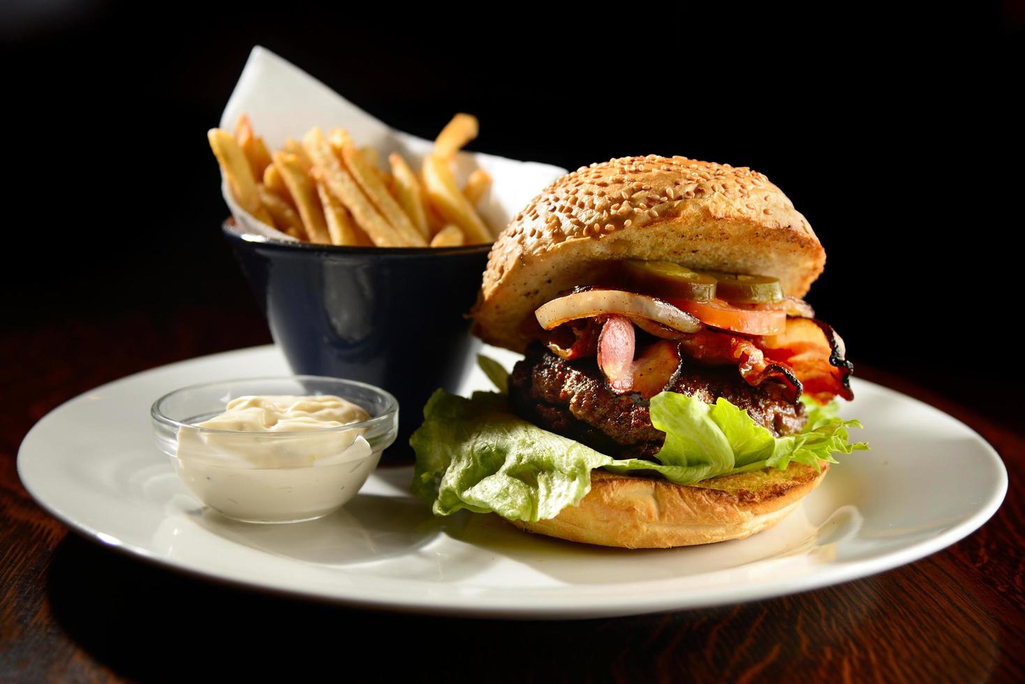 gastronomische hamburger en frietjes foto