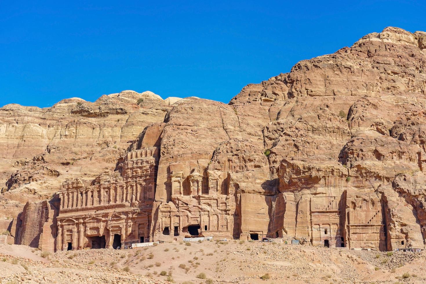 een uitzicht vanaf de koninklijke graven in petra, jordanië. foto