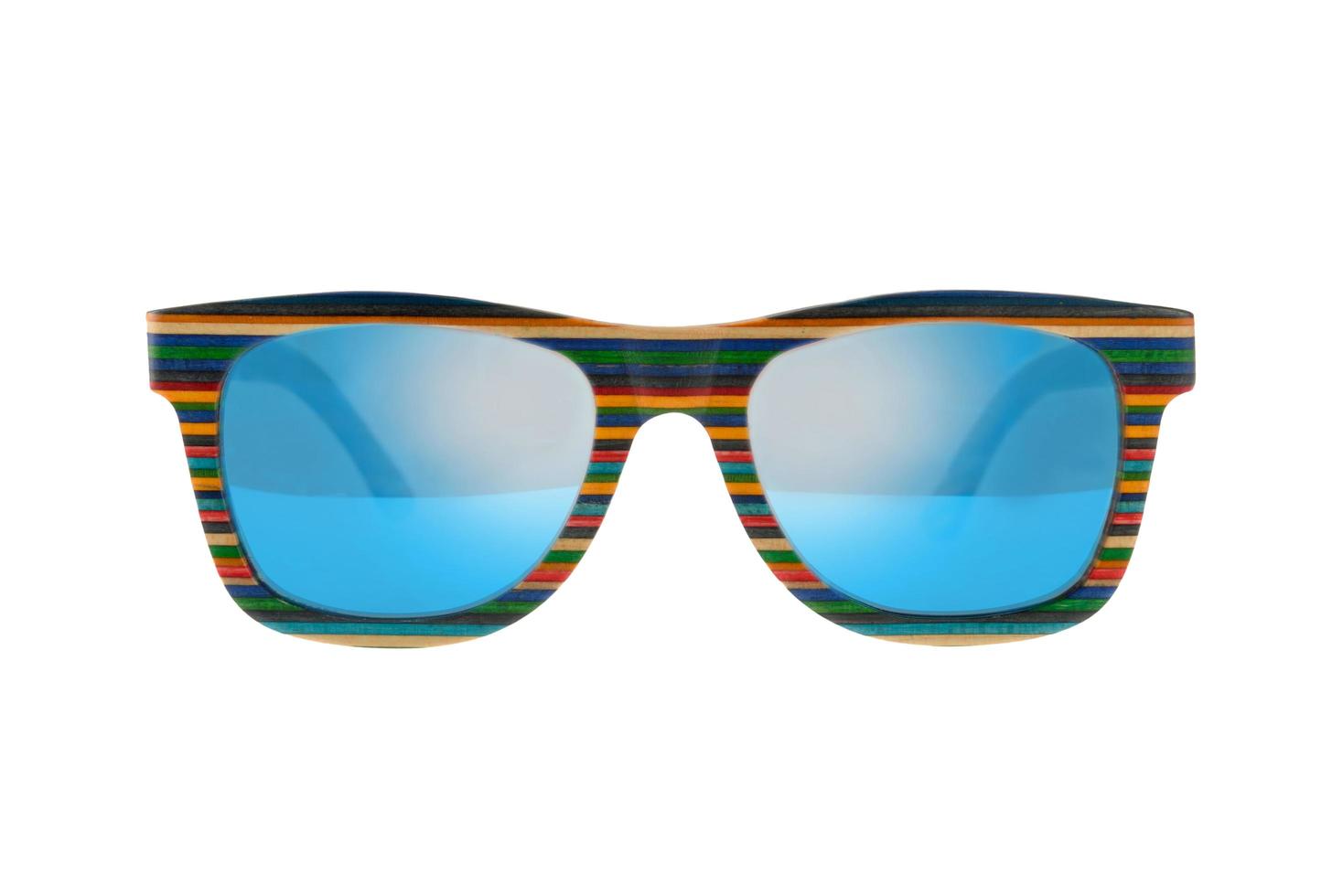 blauwe zonnebril met houten frame foto