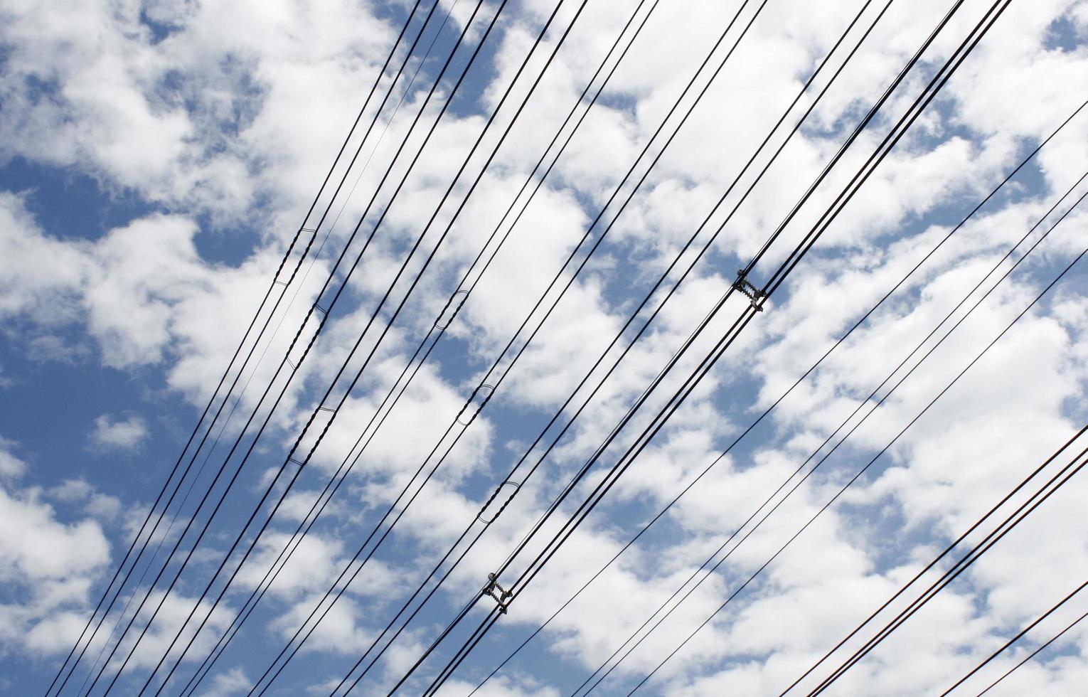 telefoonkabels in de lucht foto