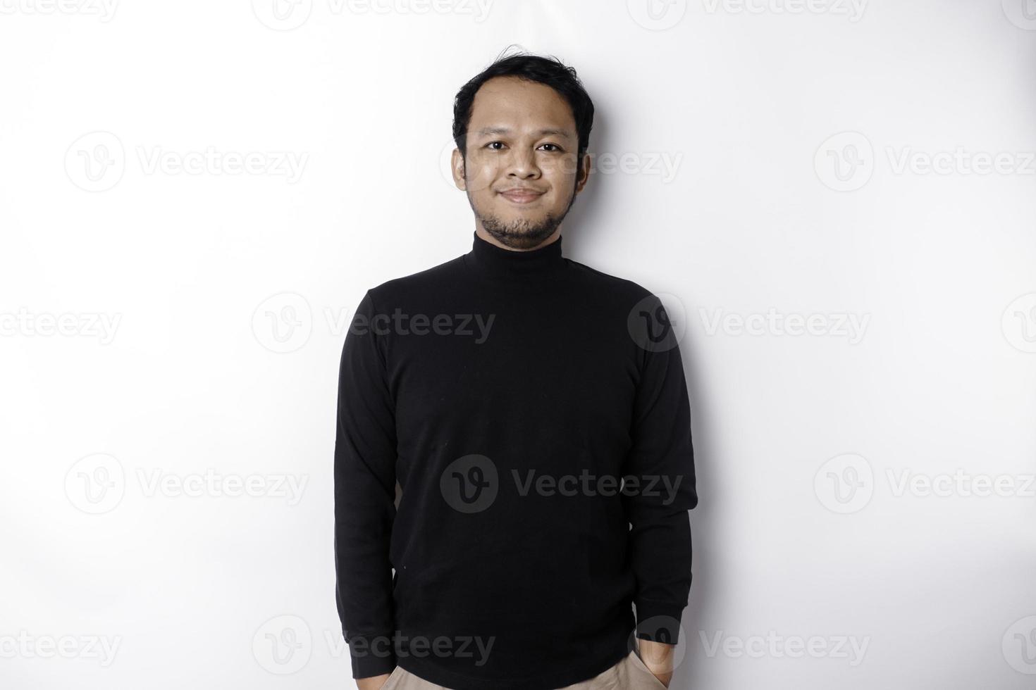 een portret van een glimlachen Aziatisch Mens gekleed in een zwart shirt, geïsoleerd door wit achtergrond foto