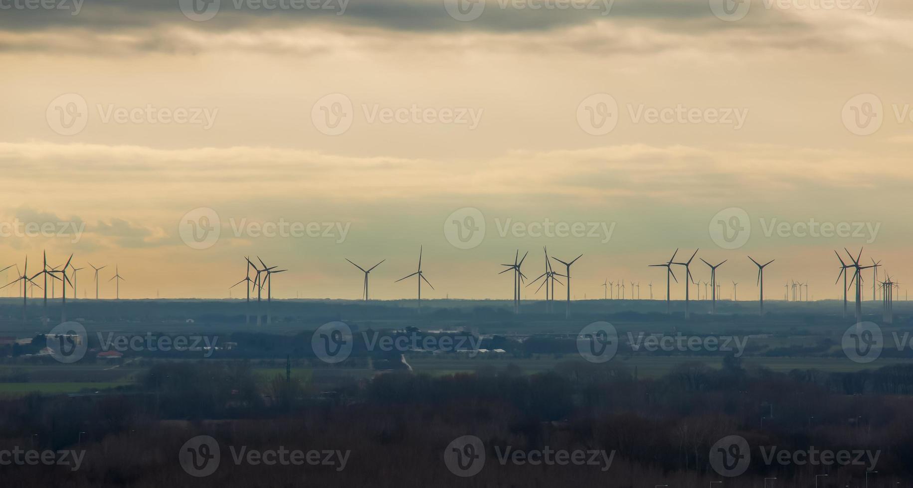 wind boerderij of wind boerderij Bij zonsondergang in bewolkt weer in Oostenrijk in Europa, staat toe u naar krijgen schoon energie. zijn duurzaam, hernieuwbaar energie voor de milieu foto