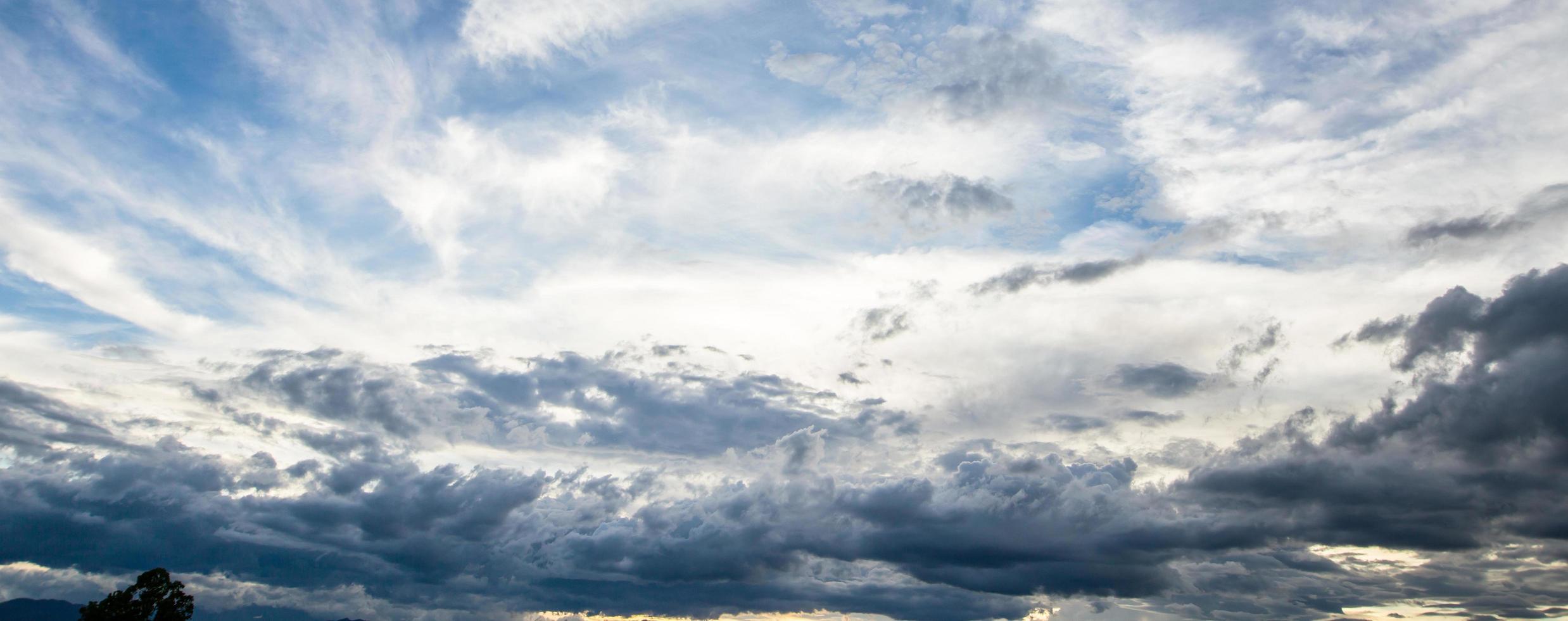 regenwolken of nimbus panorama in regenachtig seizoen foto