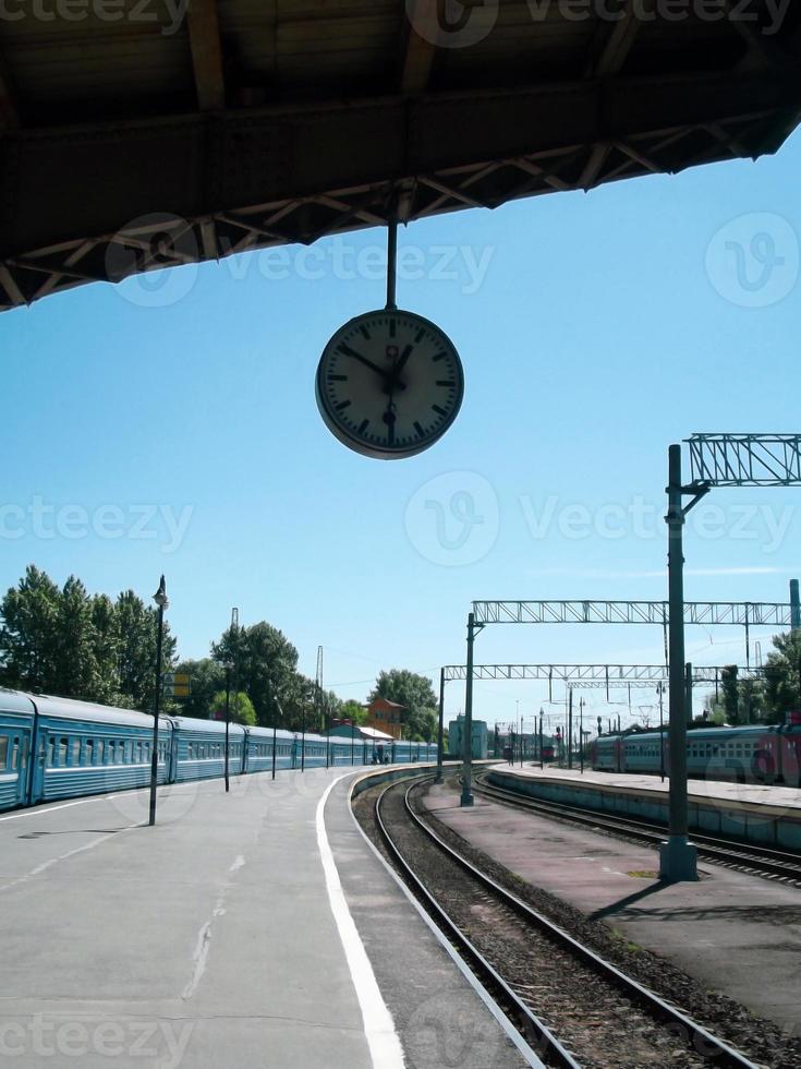 trein station platform met klok foto