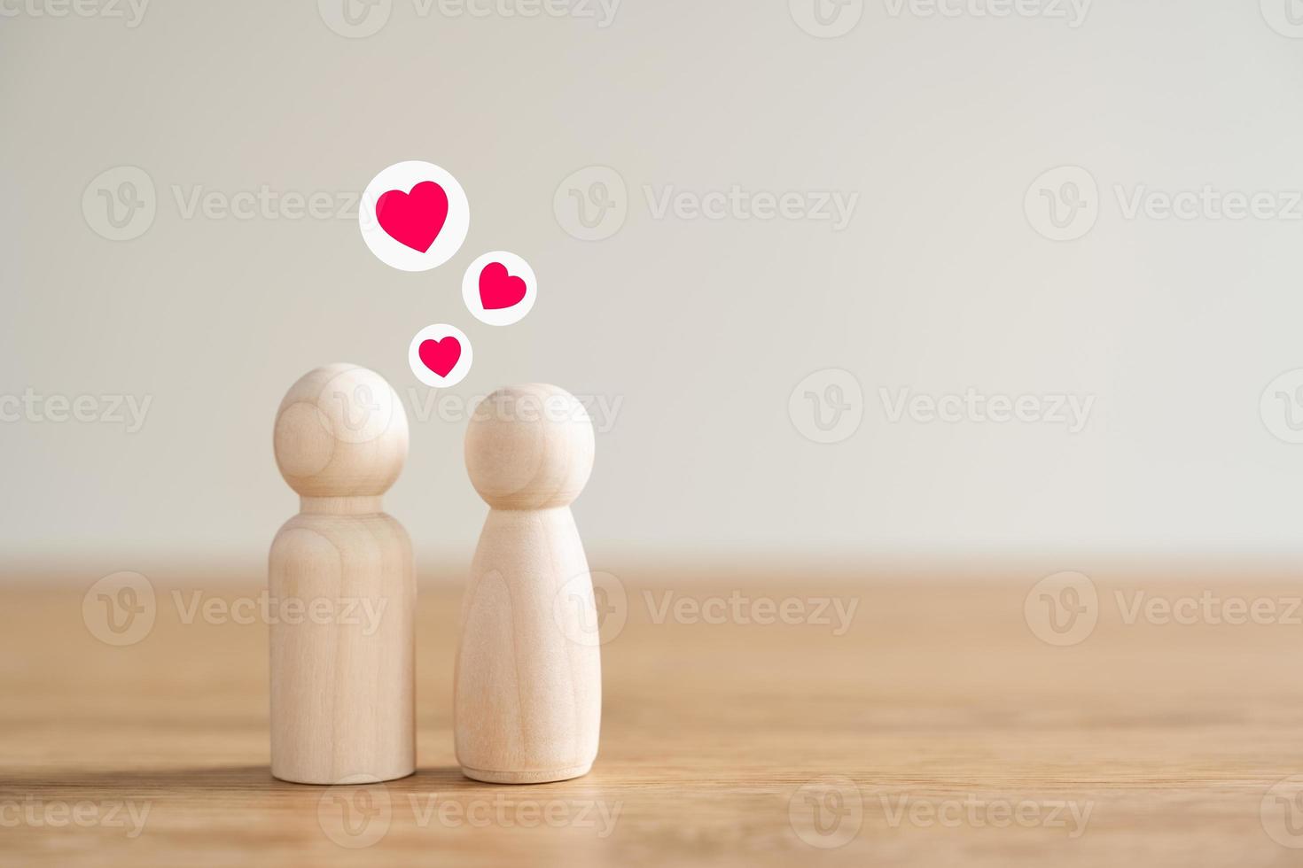 houten menselijk paar met hart vorm Aan de tafel, Valentijnsdag dag. liefde. symbool van liefde. foto