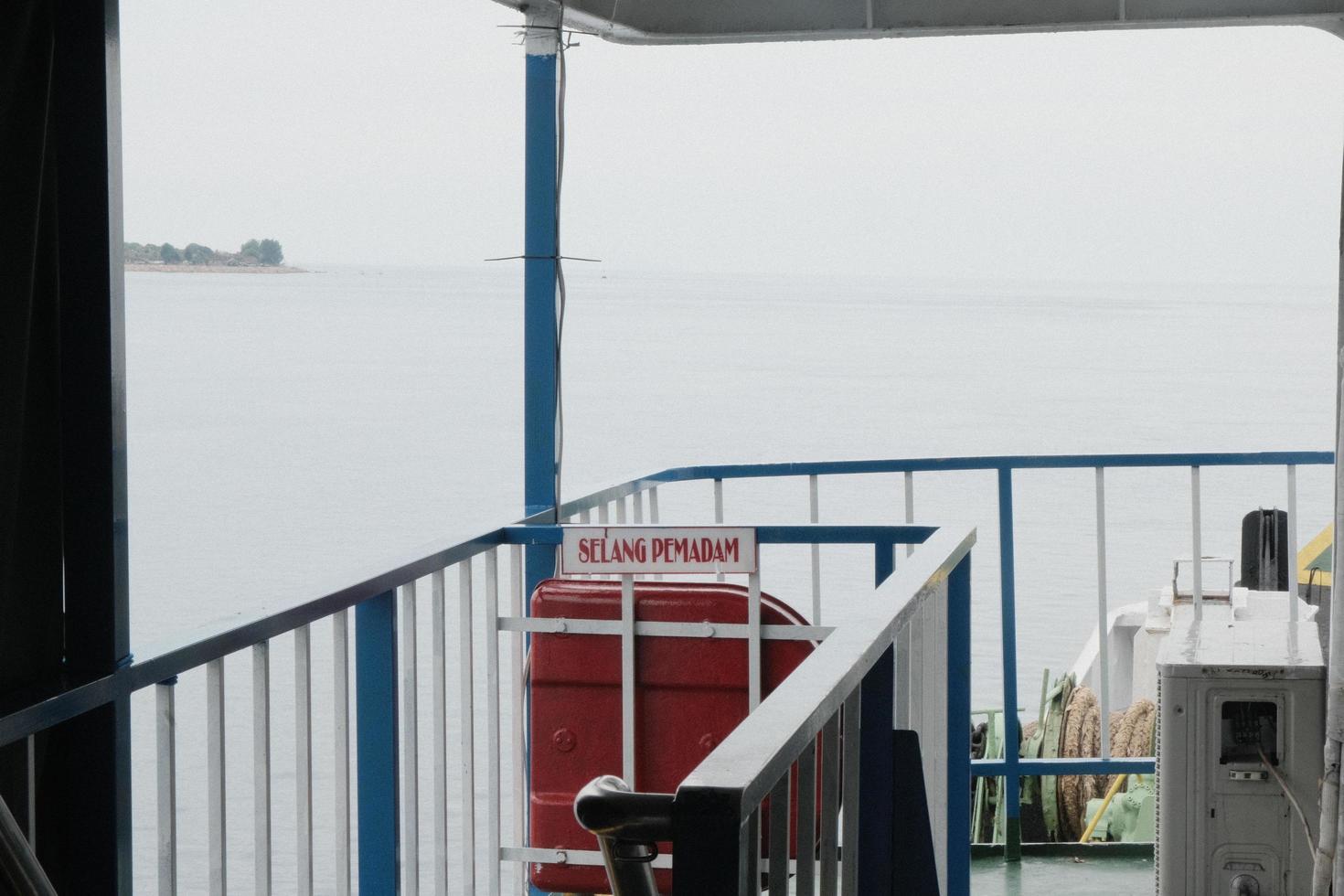 de atmosfeer Aan de rand van de veerboot kruispunt Bali foto