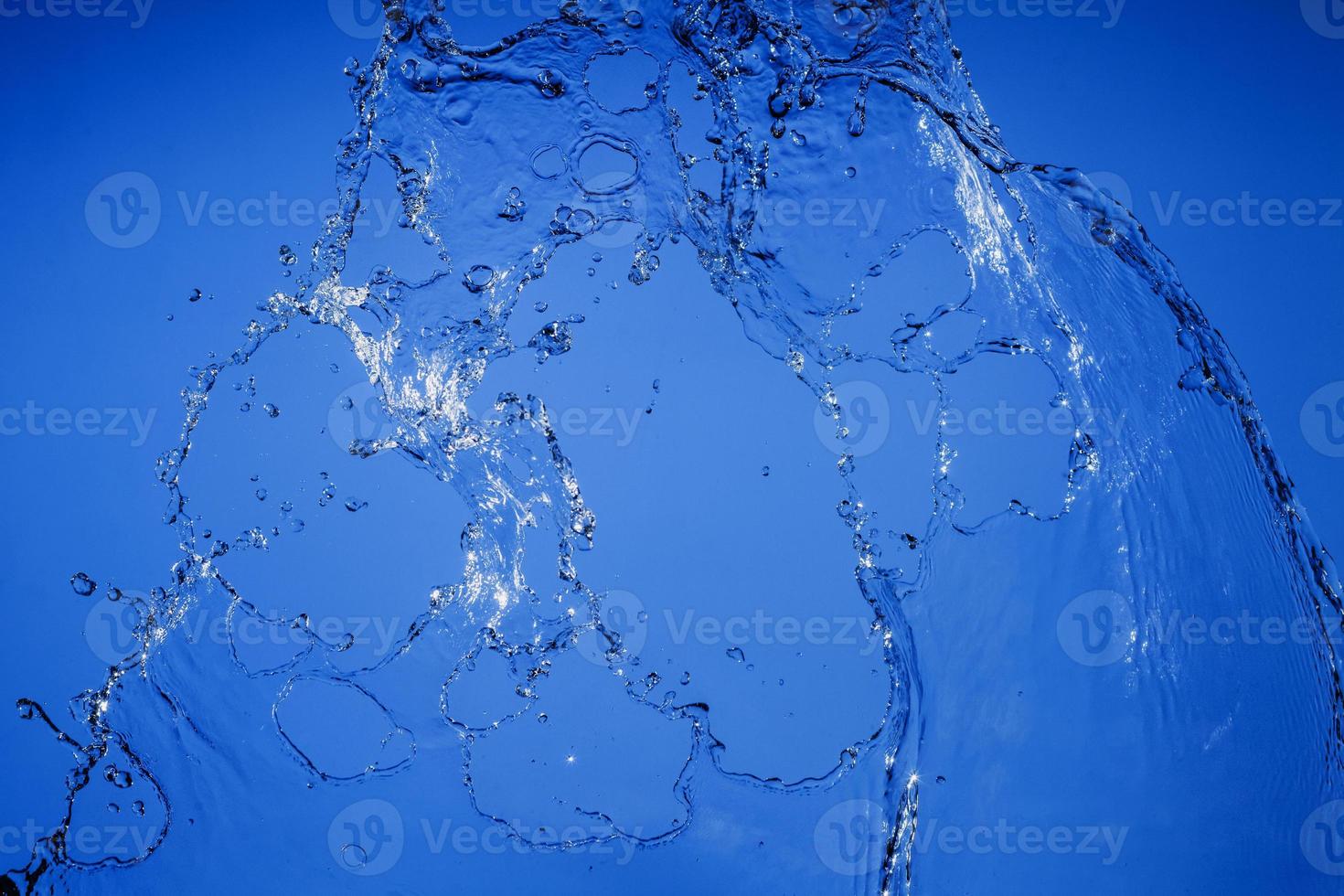 vallend water Aan een blauw achtergrond foto