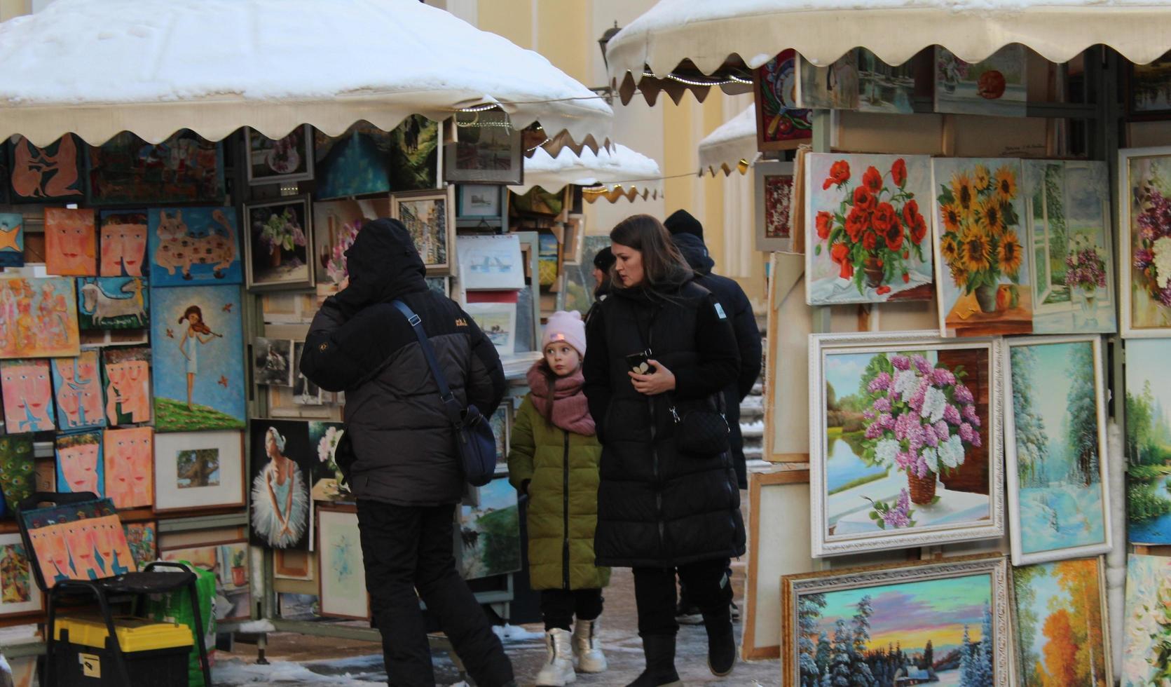 Sankt petersburg Rusland - 02 11 2023 toeristen wandelen in nevskij prospekt in Sankt petersburg, majoor toeristisch mijlpaal in de historisch centrum van Sankt petersburg Rusland foto