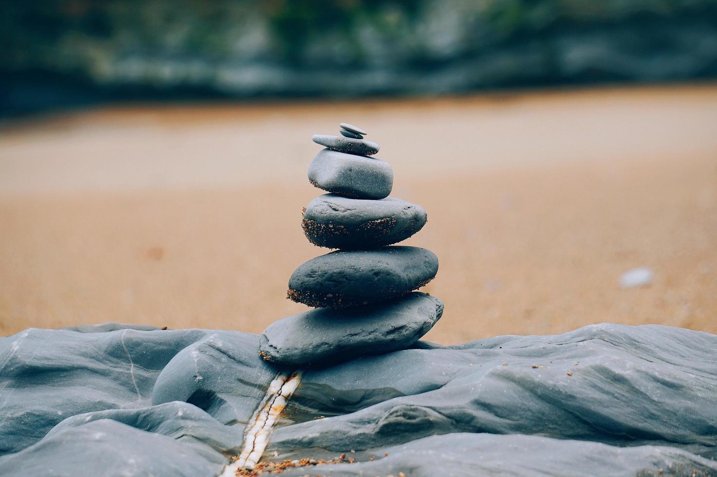 stenen balanceren op het strand foto