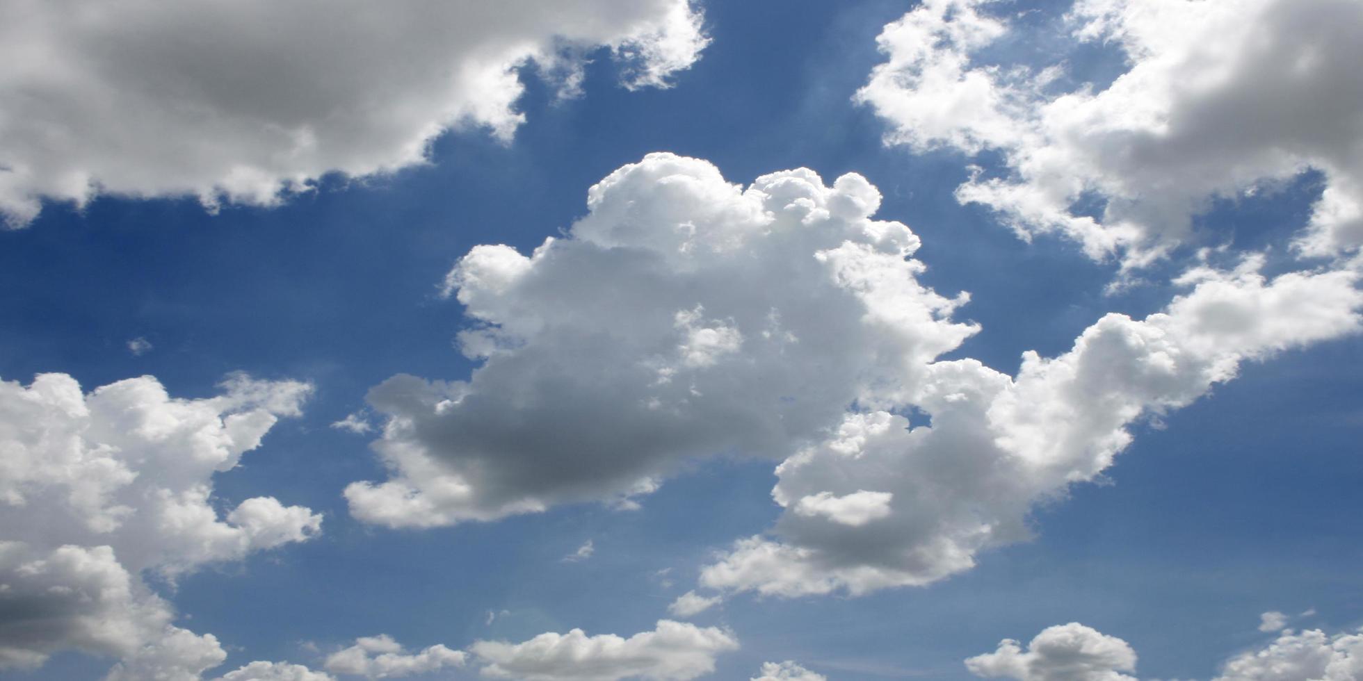 pluizige witte wolken in een blauwe lucht gedurende de dag foto