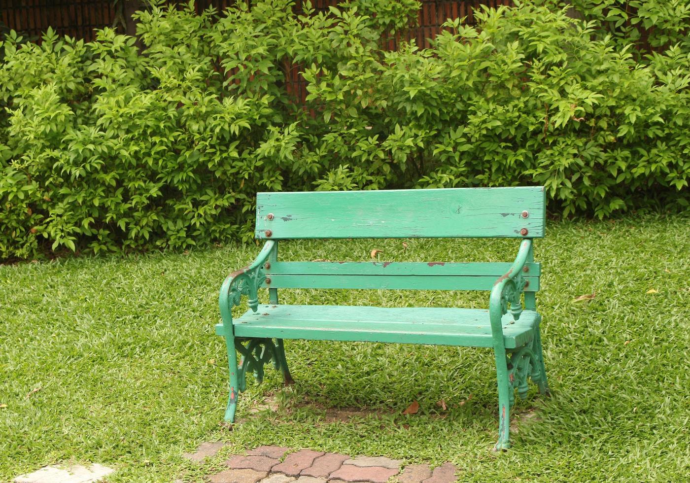 stoel in het park als groene graskleur foto