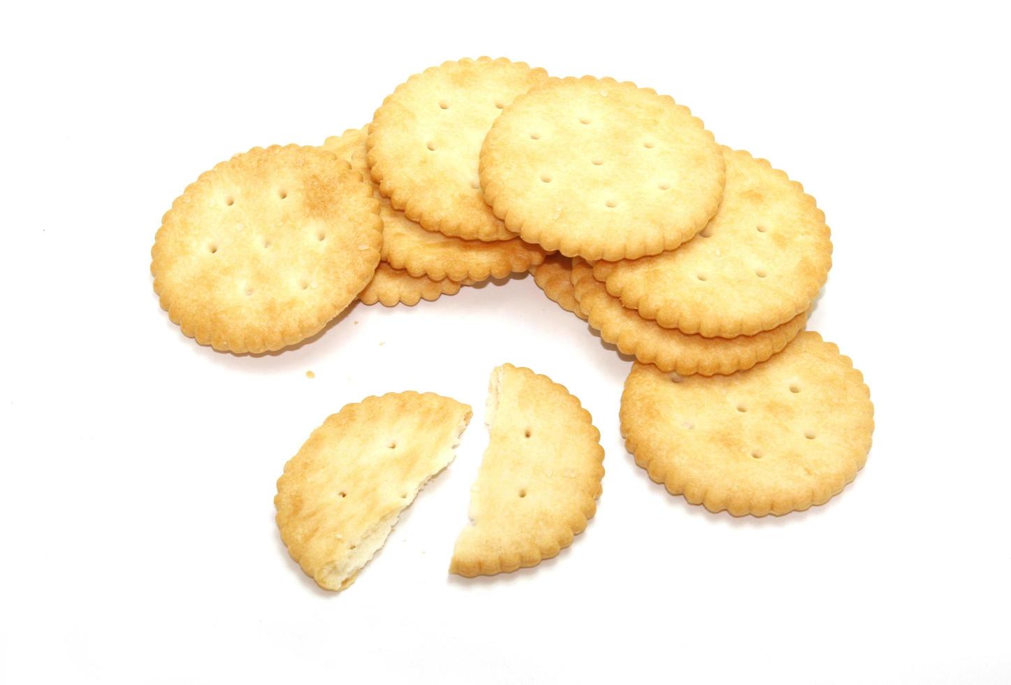 crackers geïsoleerd op een witte achtergrond foto