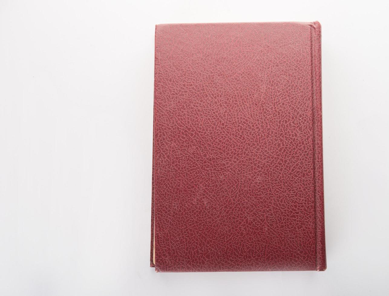 rood lederen notebook geïsoleerd op een witte achtergrond foto