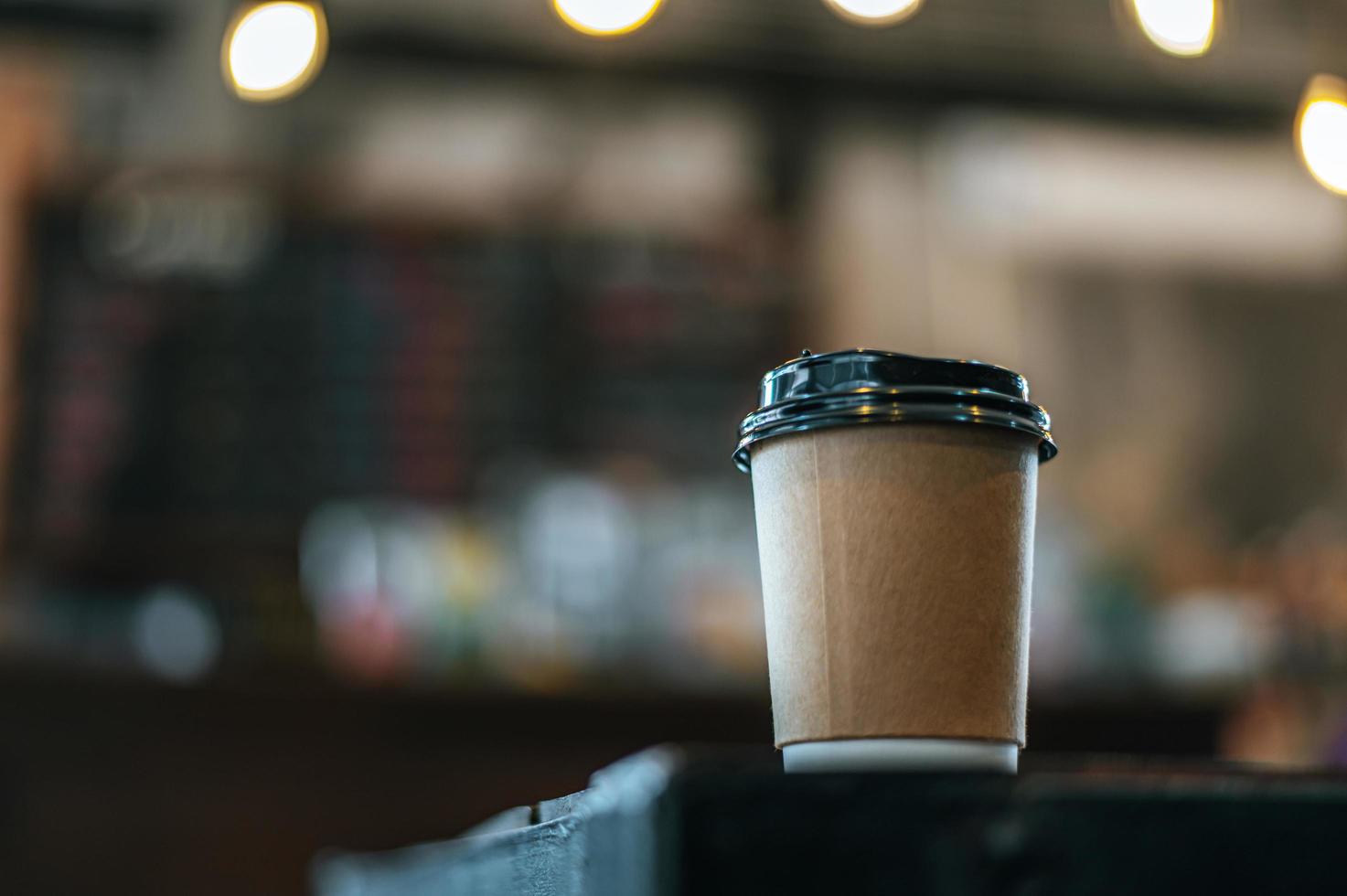 een kopje koffie op tafel in een winkel foto