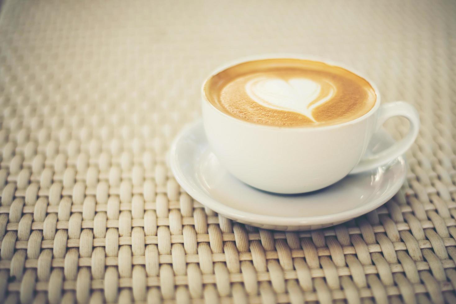 latte art koffie met hartvormig melkschuim foto