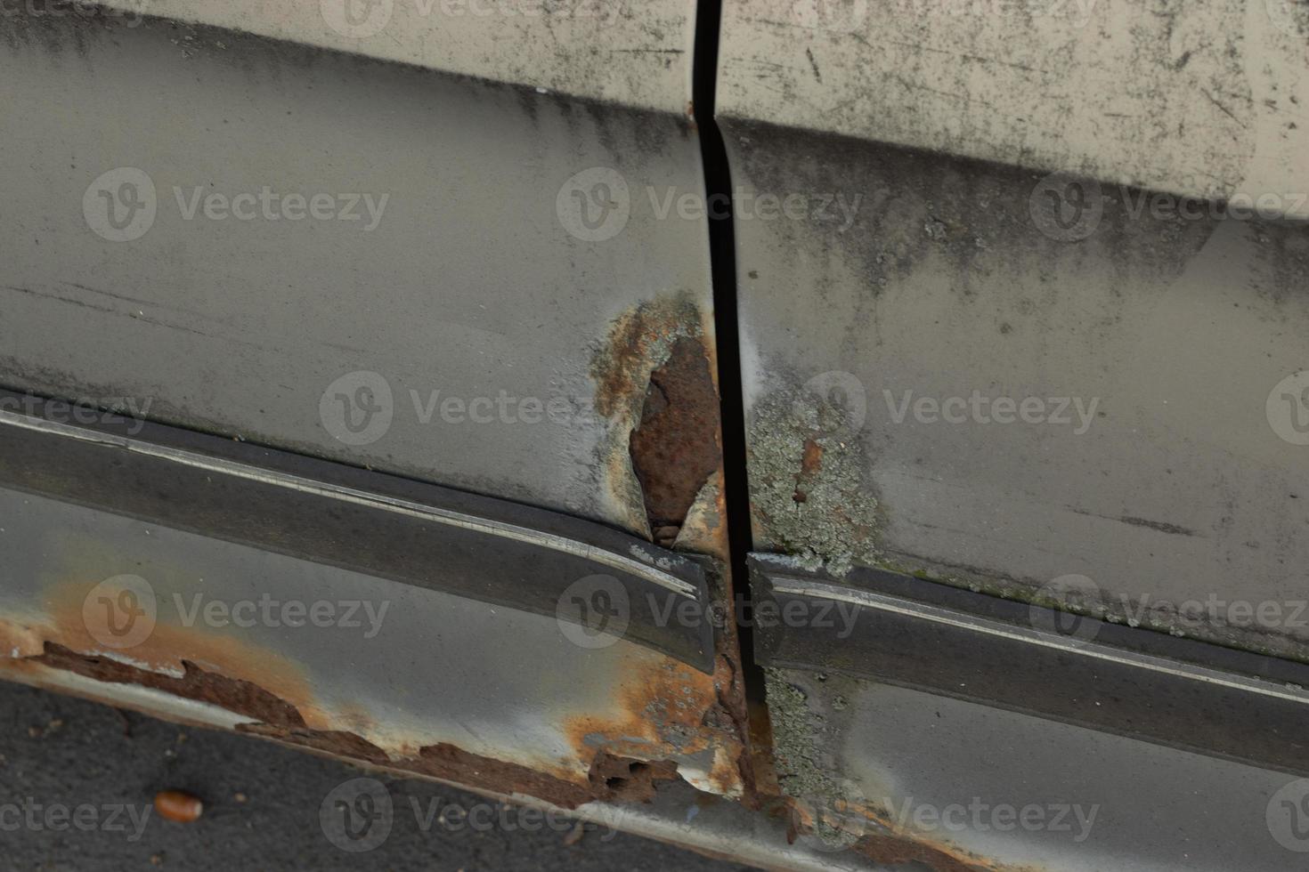 staal bord met Roest. oud auto lichaam foto