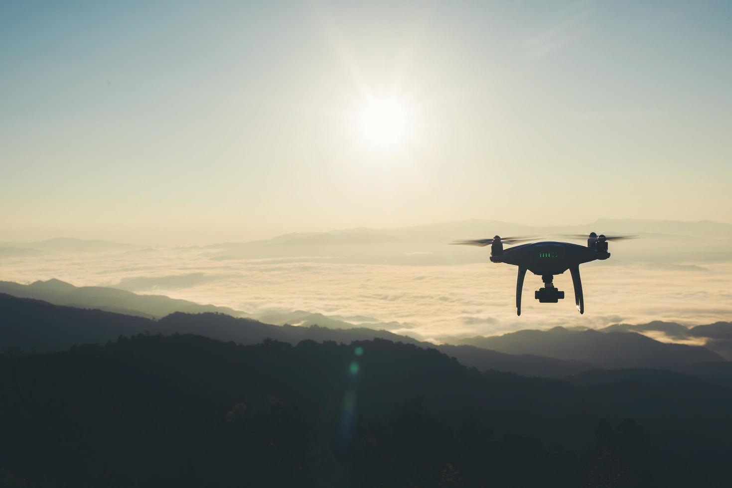 drone vliegt in de zonsondergang foto