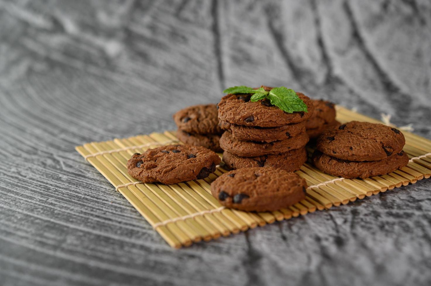 een stapel koekjes op een houten paneel op een houten tafel foto