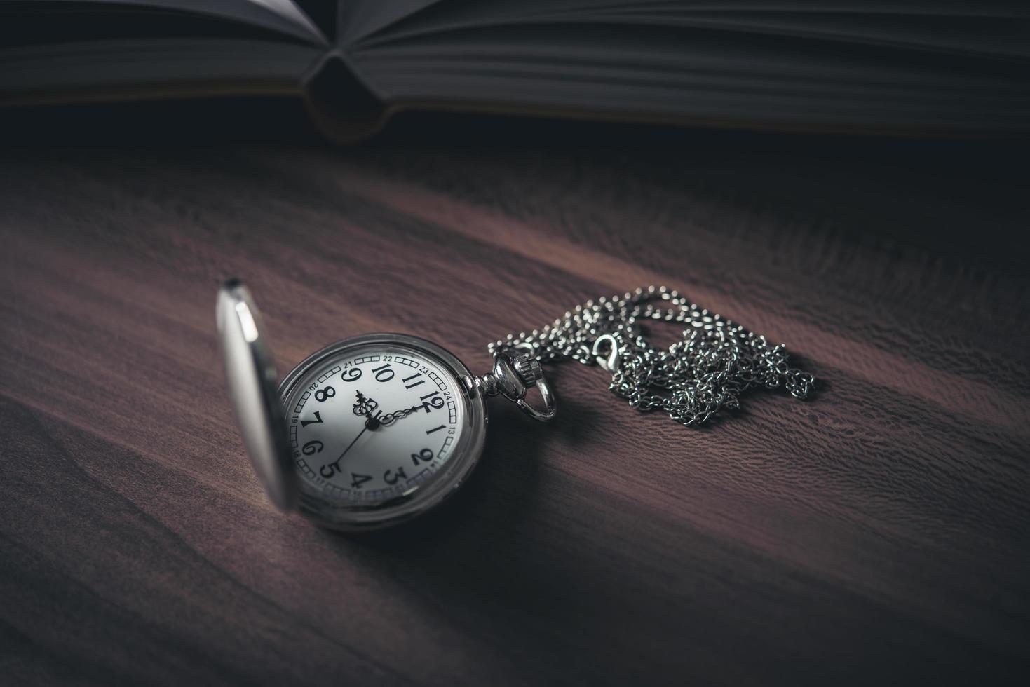 zakhorloge op een houten tafel foto