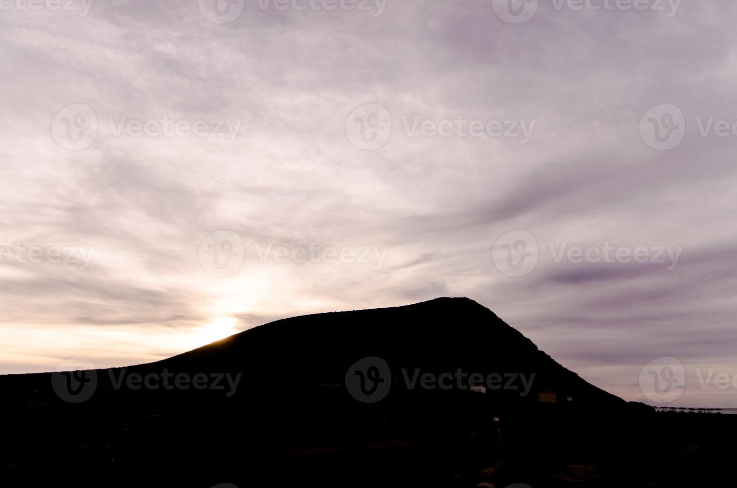 berg bij zonsondergang foto