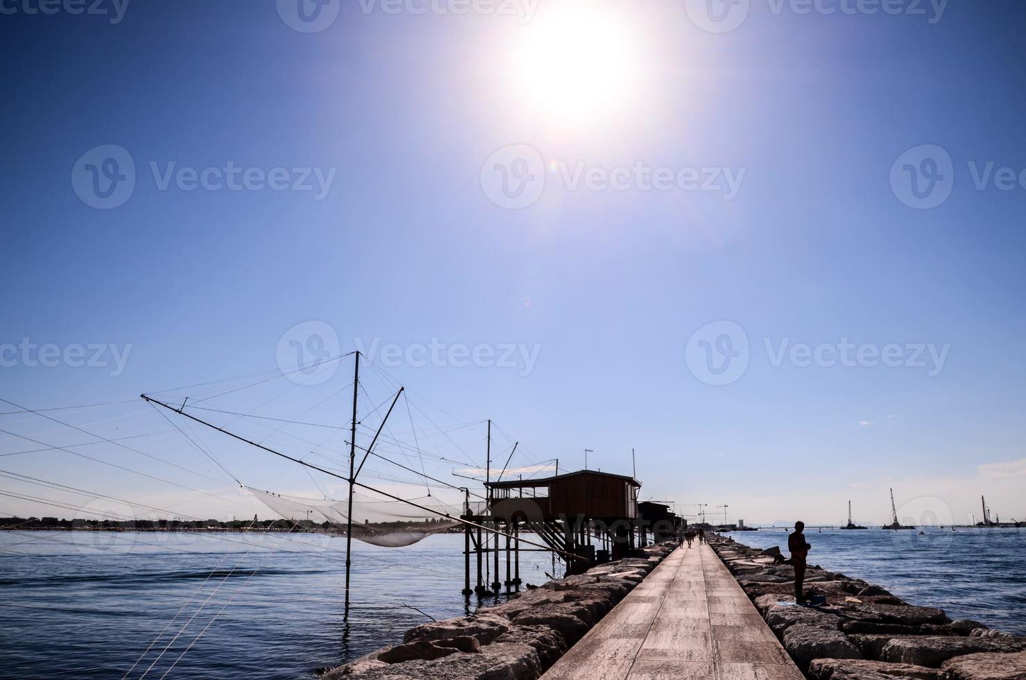 visvangst netten door de zee foto