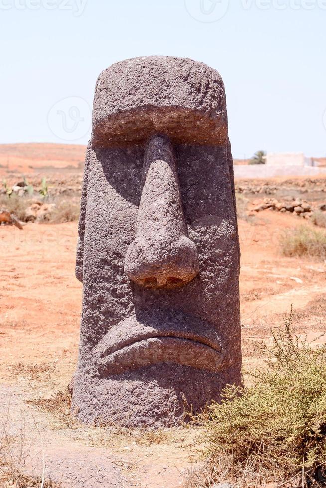 moai standbeeld snijwerk foto