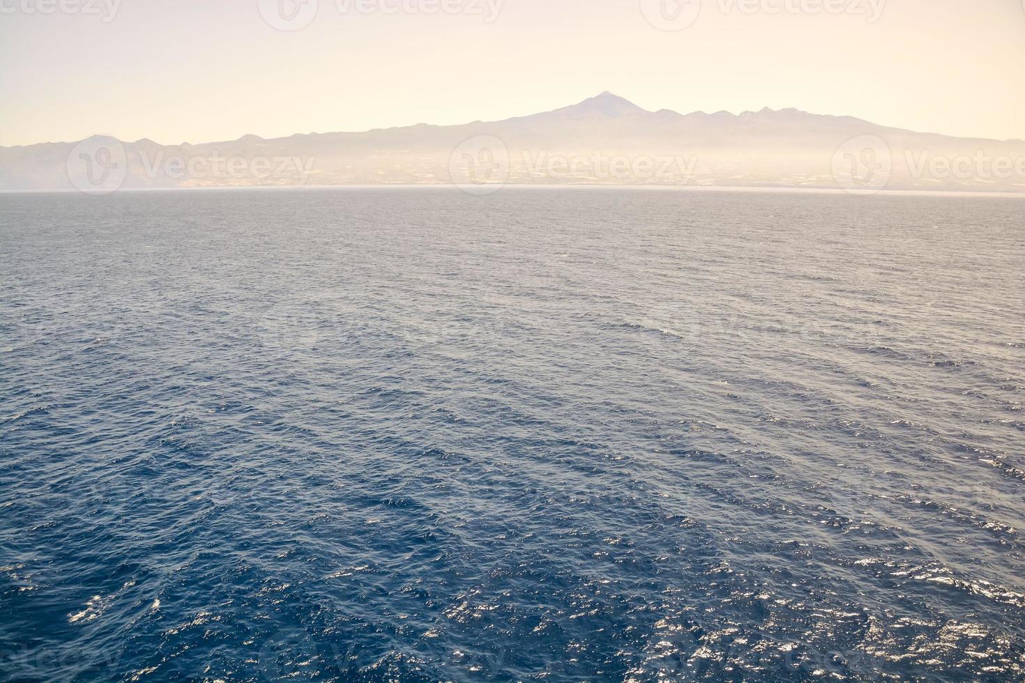 schilderachtig uitzicht op de oceaan foto