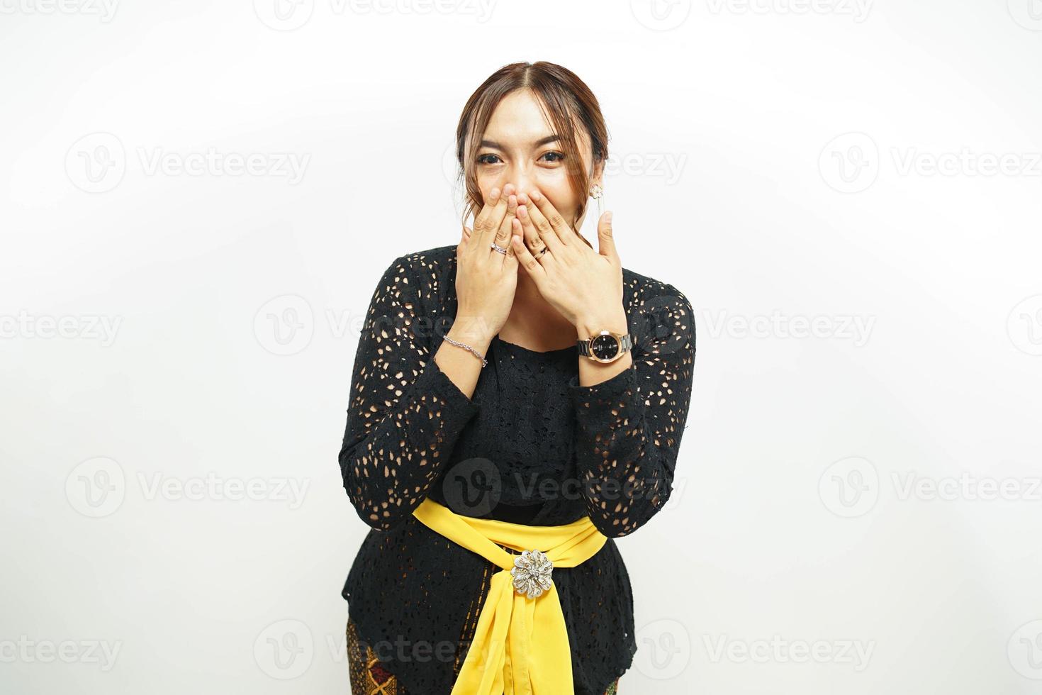 balinees vrouw drukt uit haar schok met een hand- over- haar mond, foto