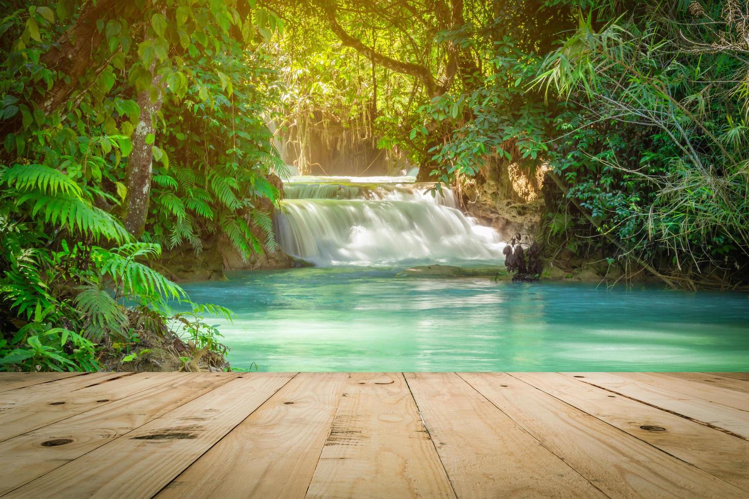 hout tafel en kuang si watervallen in luang prabang, Laos. foto