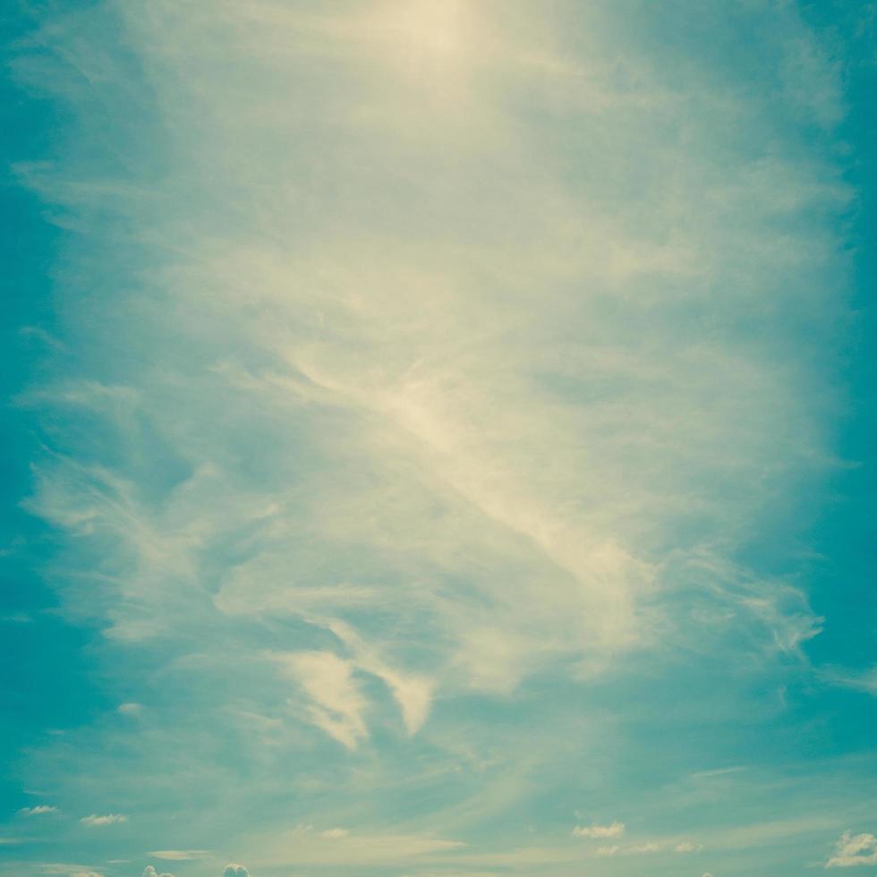 wolken wijnoogst Aan de lucht met ruimte en wijnoogst afgezwakt. foto