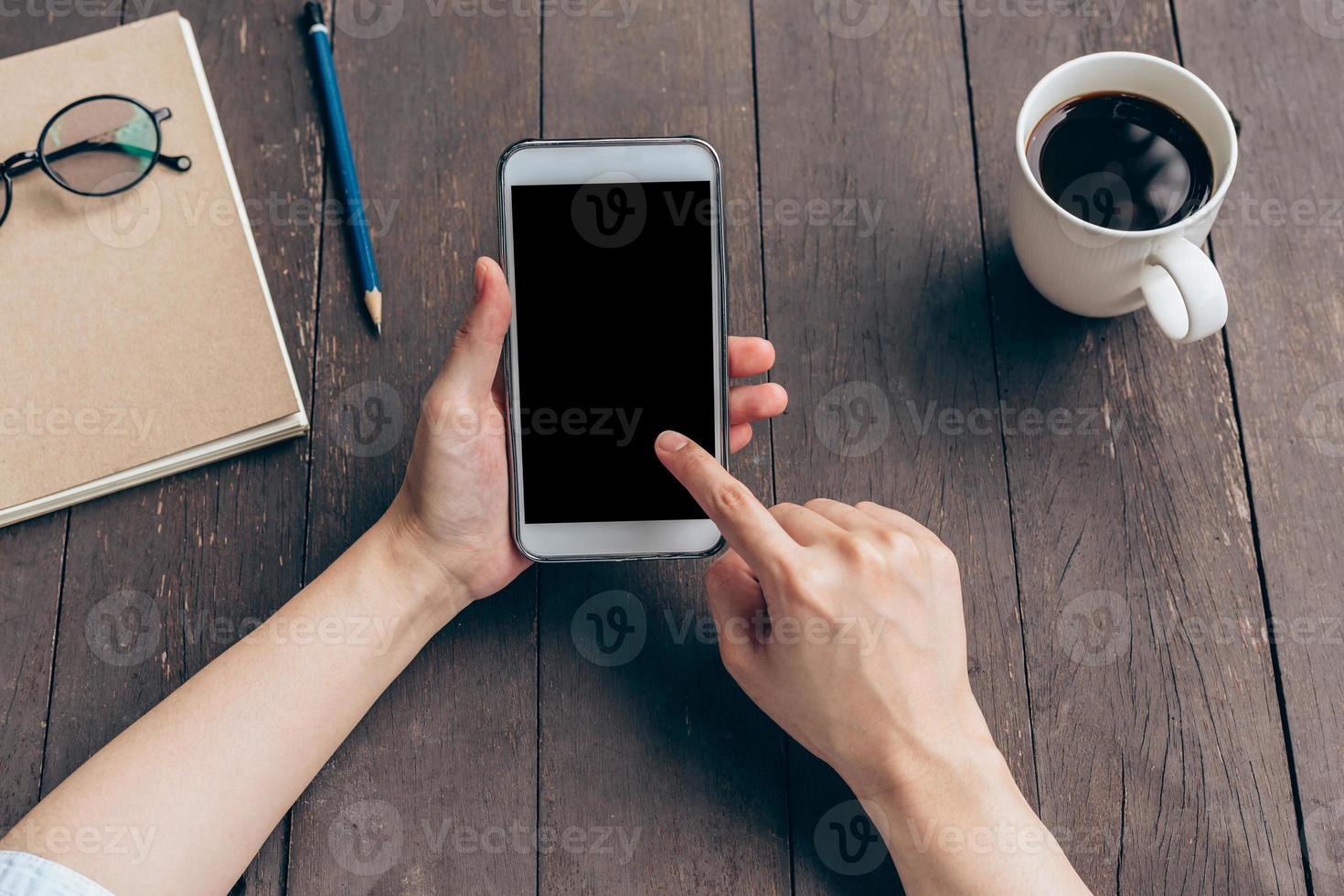 visie bovenstaand hand- vrouw Holding telefoon in koffie winkel, wijnoogst filter. foto