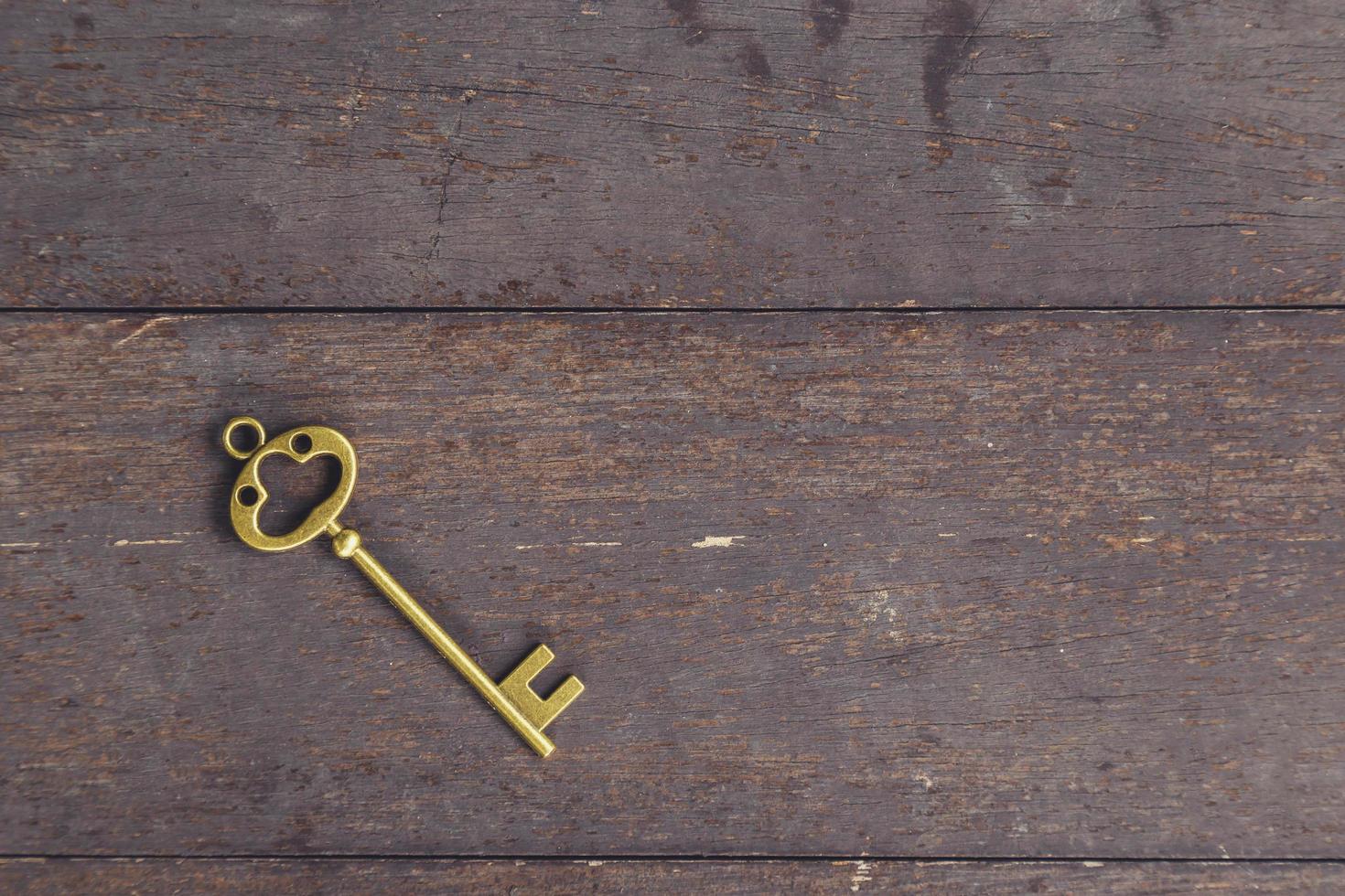 oud sleutel wijnoogst Aan houten achtergrond met ruimte foto