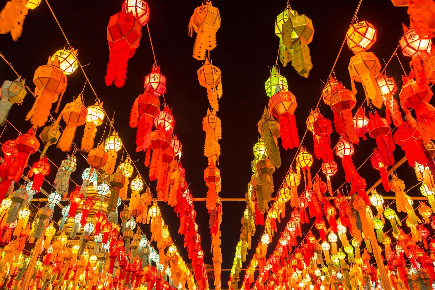 kleurrijk lamp en lantaarn in loi krathong wat phra dat haripunchai lamphun Thailand foto