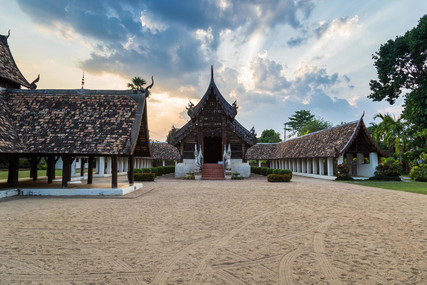 wat ton kain, oude houten tempel in chiang mai thailand. foto