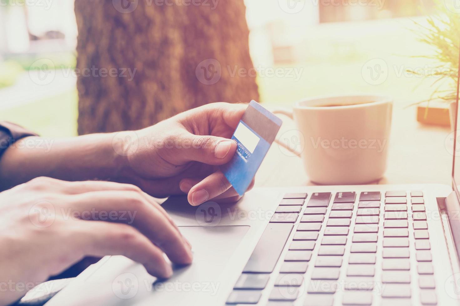 dichtbij omhoog hand- jong bedrijf Mens betalen credit kaart in koffie winkel met wijnoogst filter foto