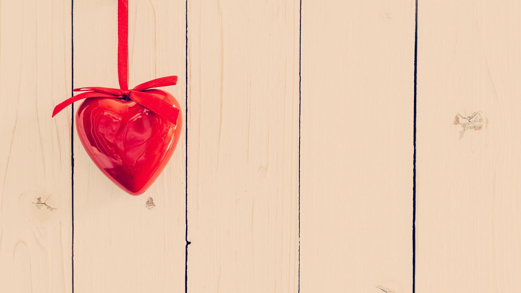 decoratief rood harten hangende Aan wijnoogst houten met ruimte. Valentijn achtergrond. foto
