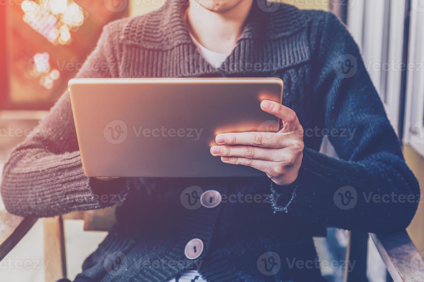 Aziatisch vrouw gebruik makend van tablet computer in koffie winkel met wijnoogst toon. foto