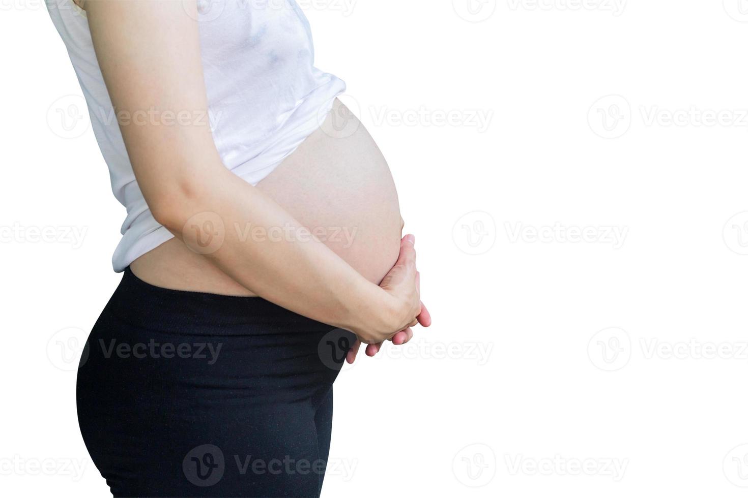 zwanger vrouw Holding buik Aan geïsoleerd wit met knipsel pad. foto