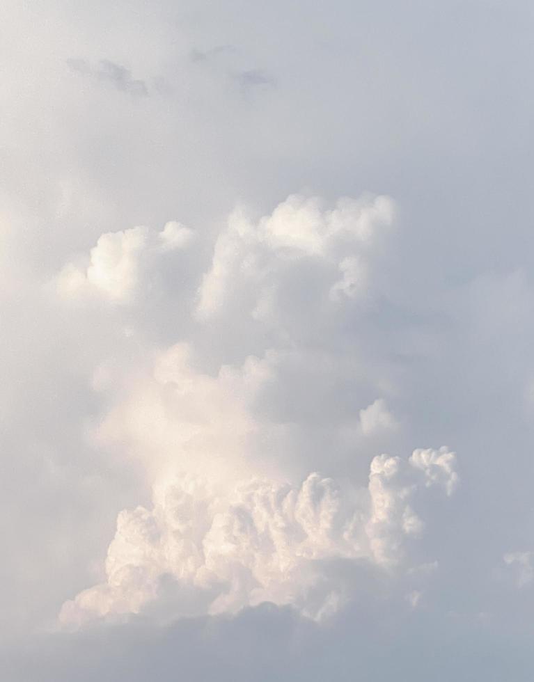 lucht en pluizig wolk landschap in de ochtend- is ongelooflijk rustgevend naar begin de dag, hemel en pluizig wit wolk gemaakt me voelen ontspannen, hemel en pluizig wolk landschap nemen een majestueus en adembenemend schoonheid foto