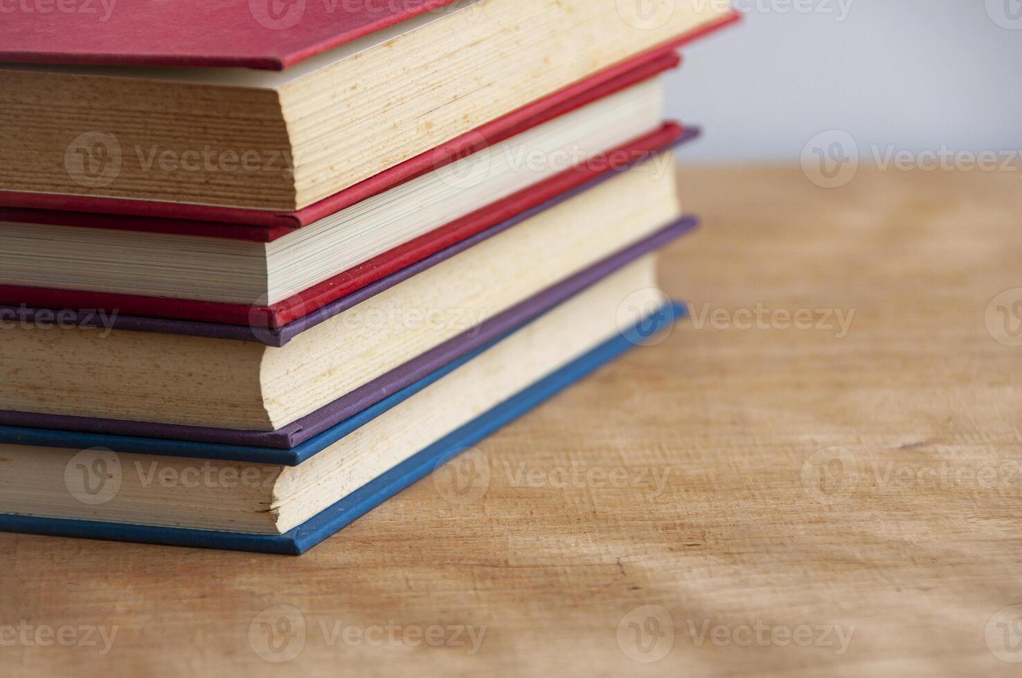 boeken Aan houten tafel met aanpasbare ruimte voor tekst of ideeën. kopiëren ruimte en onderwijs concept. foto