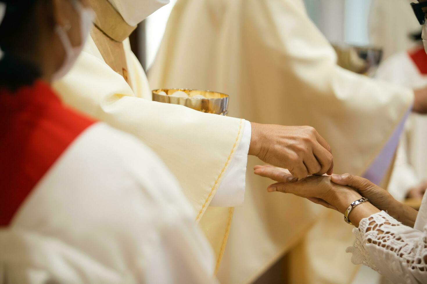 priester vieren massa Bij de kerk foto