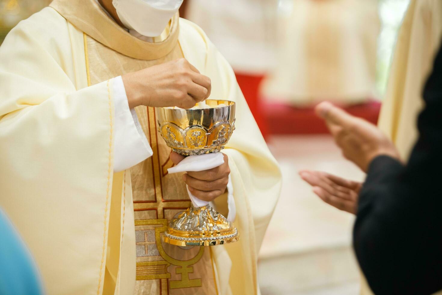 priester vieren massa Bij de kerk foto