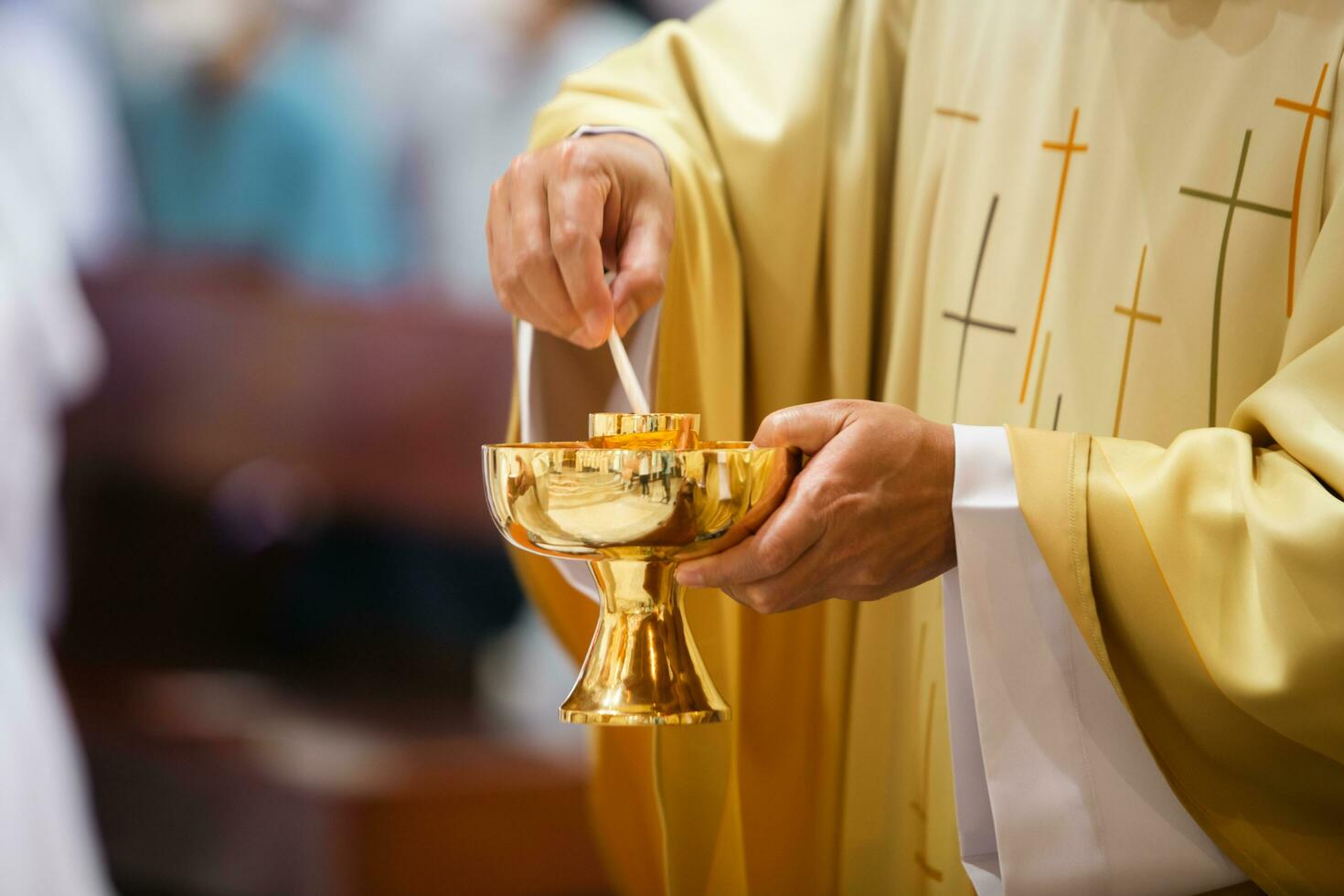 priester vieren massa Bij de kerk foto