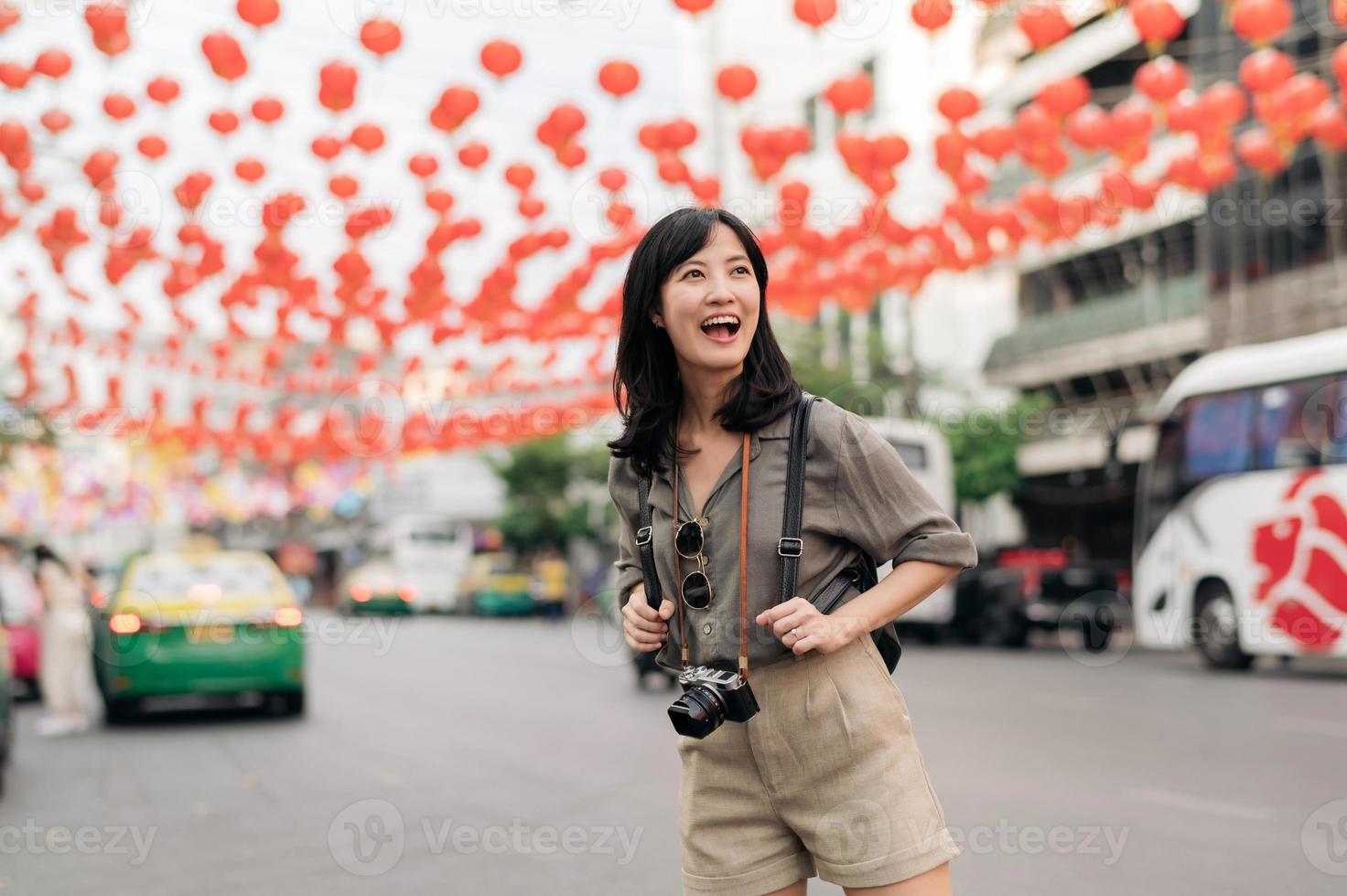 jong Aziatisch vrouw rugzak reiziger genieten van China stad- straat voedsel markt in Bangkok, Thailand. reiziger controle uit kant straten. foto