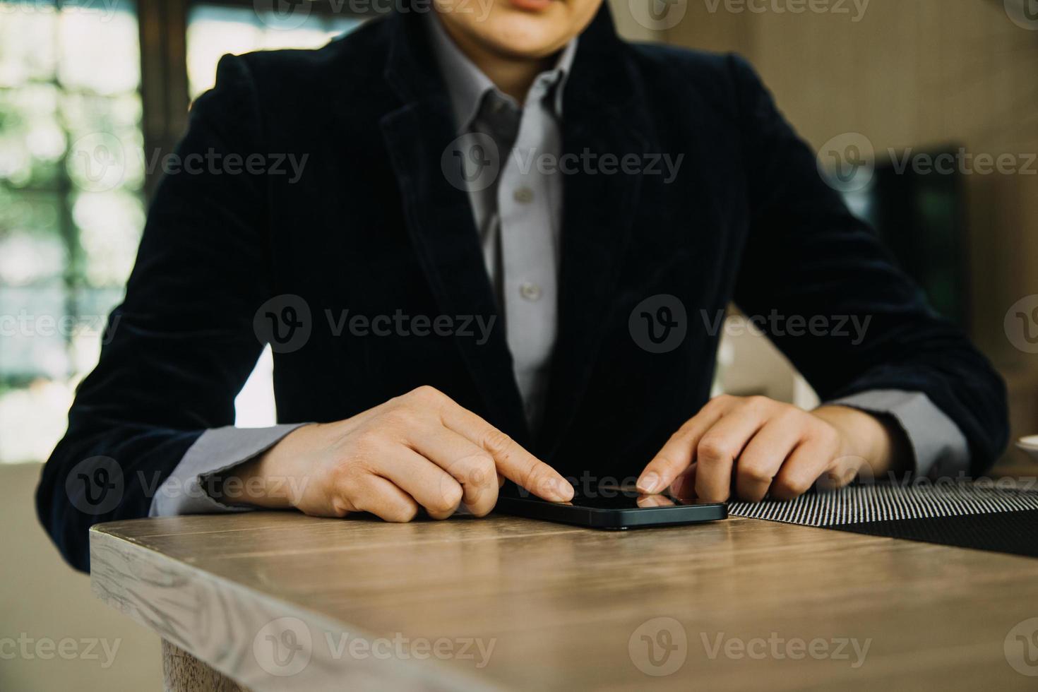 volwassen zakenman gebruik makend van een digitaal tablet naar bespreken informatie met een jonger collega in een modern bedrijf lounge foto