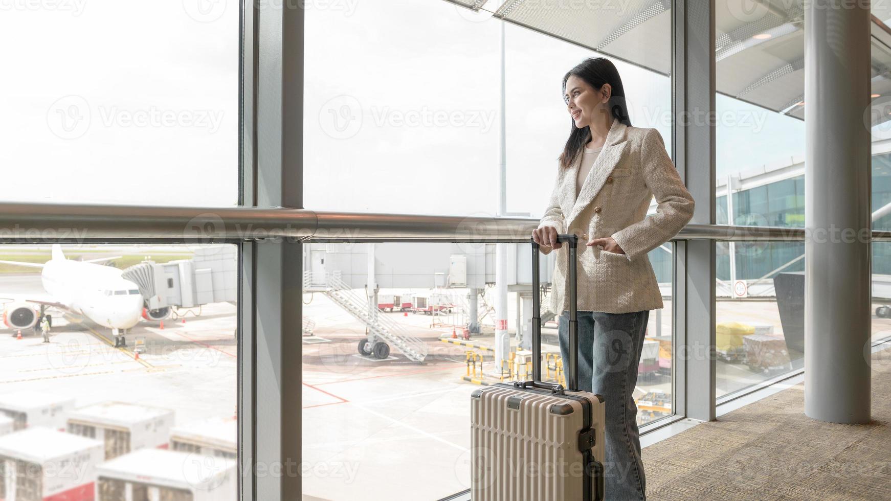 een jong vrouw met koffer , controleren in Bij Internationale luchthaven , vakantie reizen en vervoer concept foto