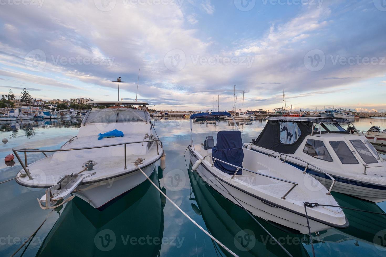 jachten en boten aanmeren Bij de jachthaven laat middag, zygi, Cyprus foto