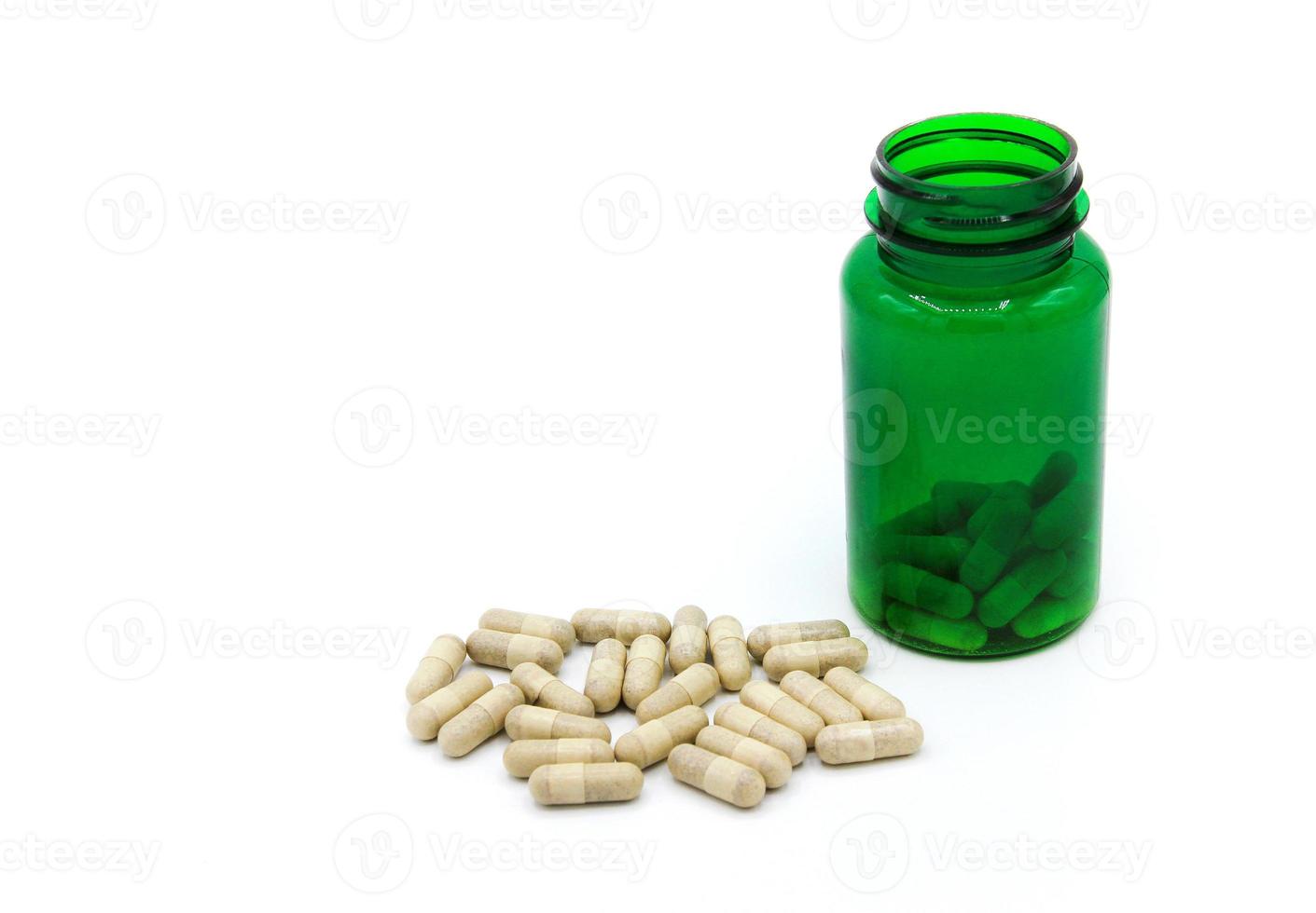 wit pillen of capsule met groen pil fles geïsoleerd Aan wit achtergrond met kopiëren ruimte voor toevoegen tekst. gezond, kruid, houder voorwerp en geneesmiddel. voedsel supplement voor genezen of reparatie Gezondheid foto