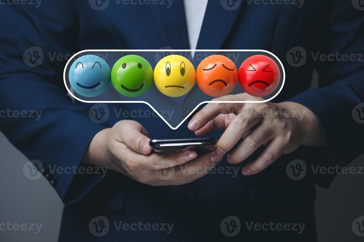 klant onderhoud beoordeling en tevredenheid enquête concept, het beste bedrijf beoordeling, klant beoordeling online. zakenlieden Kiezen naar gebruik emoticons Aan smartphones voor onderhoud beoordelingen online. foto